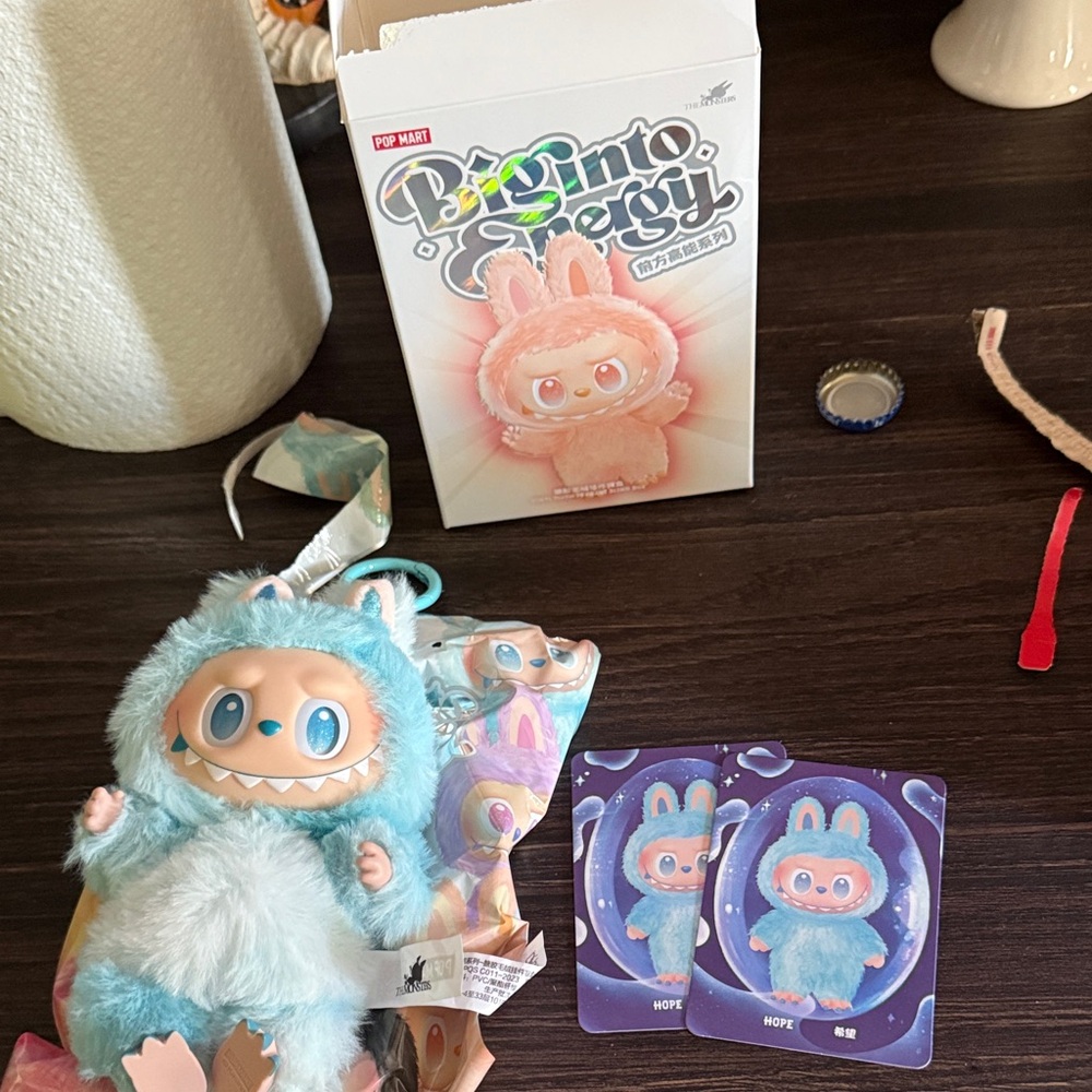 Authentic opened Pop Mart Big Into Energy (Hope) came with 2 cards!